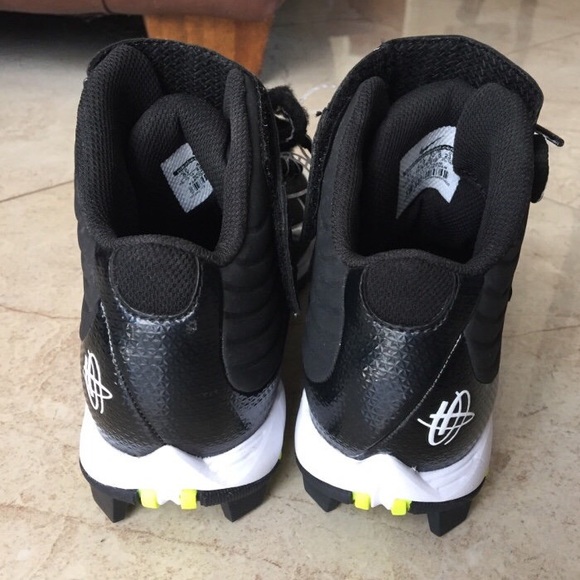 New pair of white-and-back Nike Huarache cleats, 5 - Picture 3 of 5